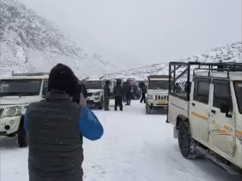 लाहौल स्पीति की ऊंची चोटियों पर ताजा बर्फबारी।