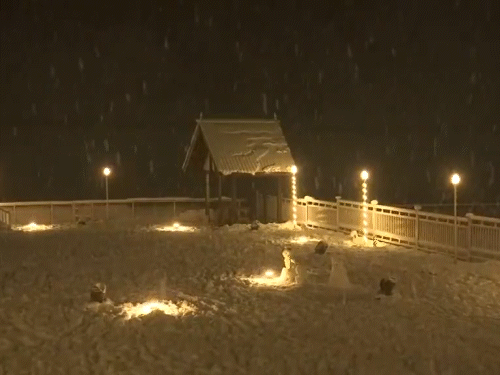 जम्मू-कश्मीर के गांदरबल में पर्यटकों ने बर्फ के बीच मौज-मस्ती करते हुए नए साल का स्वागत किया।