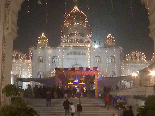 दिल्ली स्थित गुरुद्वारा श्री बंगला साहिब में रात 12 बजे बड़ी संख्या में श्रद्धालु माथा टेकने के लिए पहुंचे।