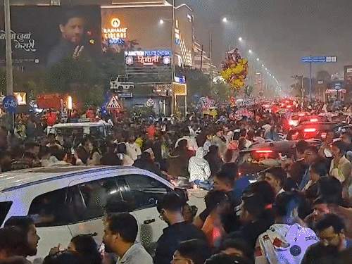 गुजरात के सूरत में आधी रात लोग सड़कों पर नए साल का जश्न मनाने निकले।