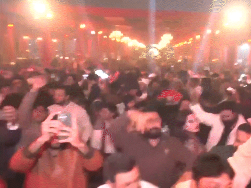 मध्य प्रदेश के ग्वालियर में लोगों ने डांस, म्यूजिक और आतिशबाजी के साथ जश्न मनाया।