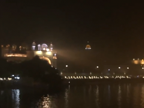 पंजाब के अमृतसर में 2026 का स्वागत करने के लिए बड़ी संख्या में श्रद्धालु गोल्डन टेंपल पहुंचे।