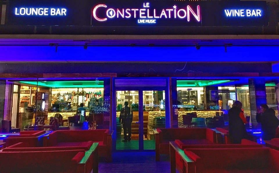 कॉन्स्टेलेशन बार स्विट्जरलैंड के मशहूर लग्ज़री स्की रिसॉर्ट शहर क्रांस मोंटाना में स्थित है, जो स्विस आल्प्स के बीच बसा हुआ है।