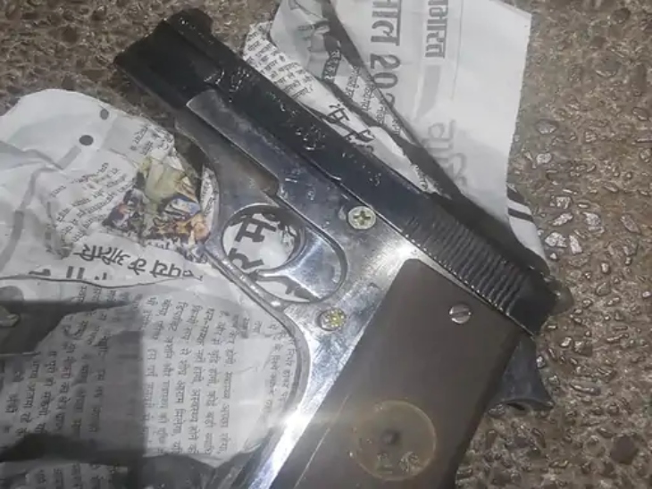 घटना में इस्तेमाल की गई पिस्टल भी जब्त कर ली गई थी।