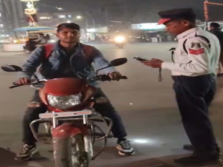 रात में पुलिस ड्रिंक एंड ड्राइव को लेकर जांच की, साथ ही पुलिस के जवान जगह-जगह तैनात थे।