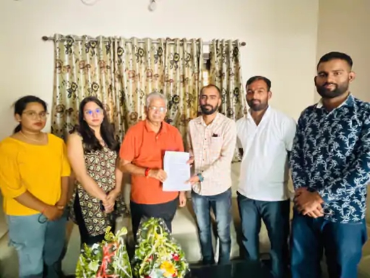 छात्र प्रतिनिधिमंडल ने धर्मलाल कौशिक से मुलाकात कर मामले की शिकायत की थी।