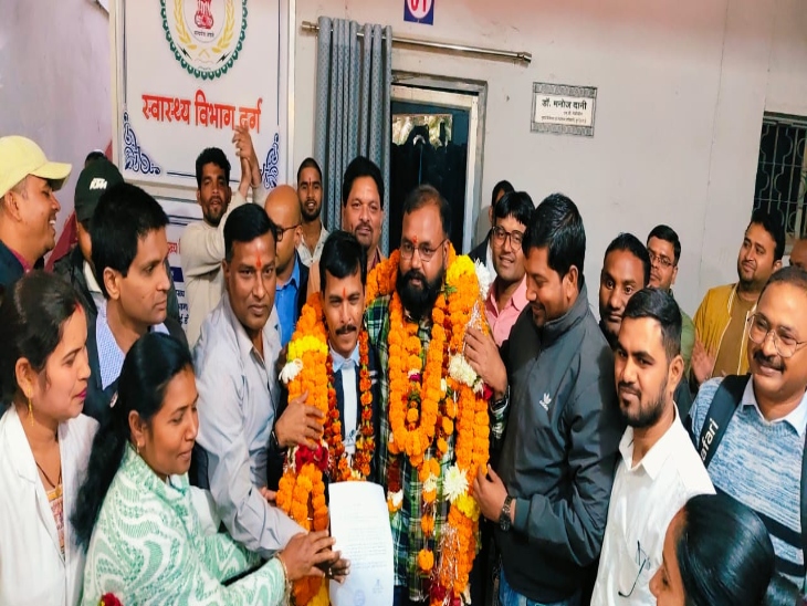एनएचएम कर्मचारियों की बहाली पर स्टाफ ने किया स्वागत।