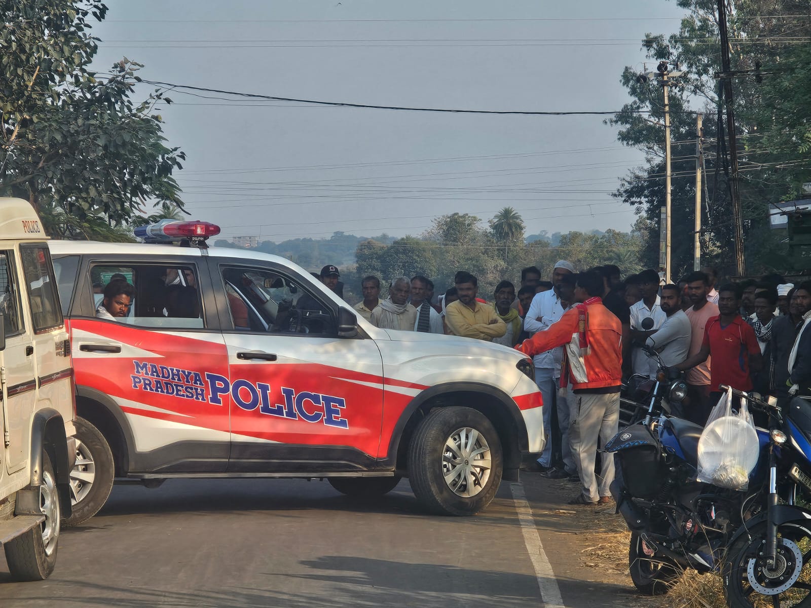 घटना के बाद स्थल पर एकत्रित भीड़।