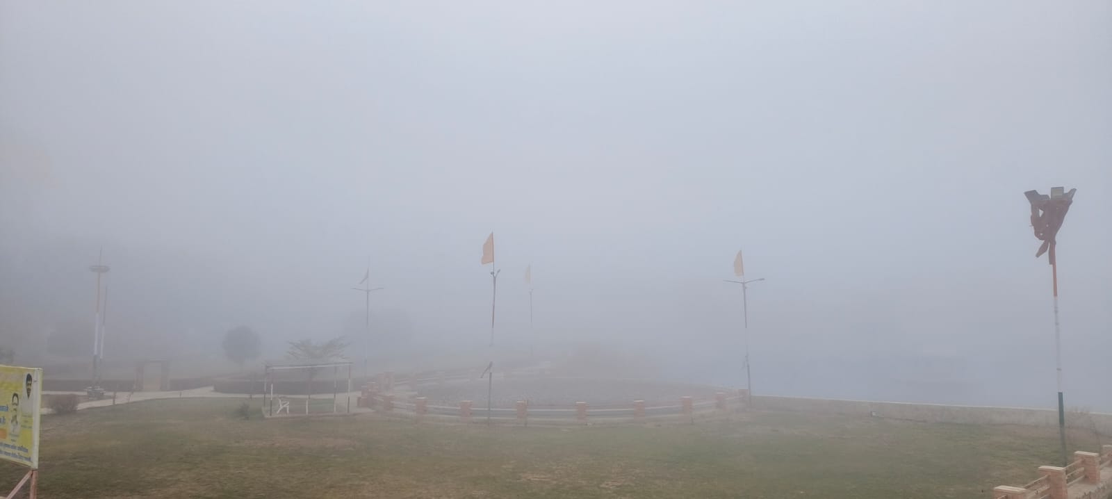 कोहरे के आगोश में नागौर का बख्तासागर तालाब