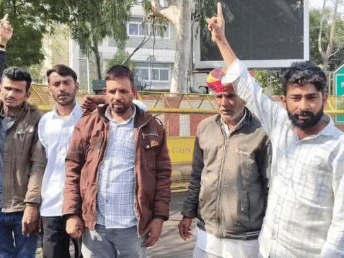 ज्ञापन देकर गांव बड़गांव को हटाकर गांव चुन्दडी को ही ग्राम पंचायत मुख्यालय रखने की मांग की गई।