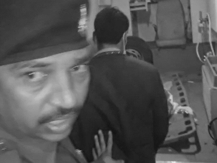 मौके पर पहुंची पुलिस ने तीनों शवों को कब्जे में ले लिया।