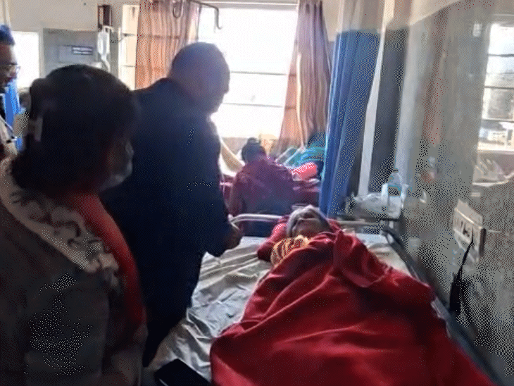 इंदौर के भागीरथपुरा में दूषित पानी पीने से बीमार लोग अलग-अलग अस्पतालों में भर्ती हैं।