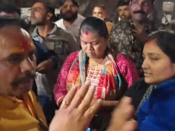 निधि यादव (काले स्वेटर में) ने कहा कि अस्पताल वाले सास के इलाज का पैसा मांग रहे हैं।