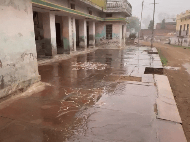 आमोली इलाके में सुबह से पड़ रही मावठ।