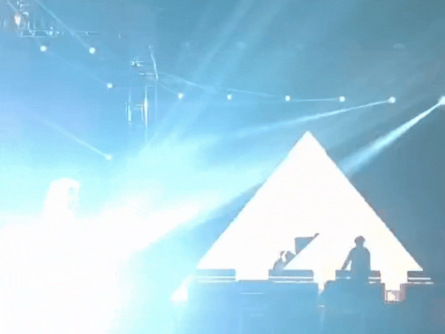 आईटीआई सर्किल पर द लॉन में इजिप्ट के पिरामिड थीम पर पार्टी का आयोजन किया गया जिसको लेकर युवाओं में काफी क्रेज रहा।