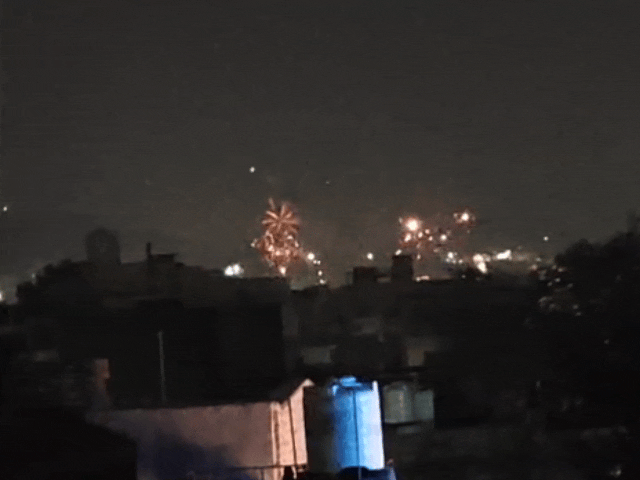 शहर में ठीक रात 12 बजते ही आतिशबाजी शुरू हुई जो काफी देर तक चलती रही।