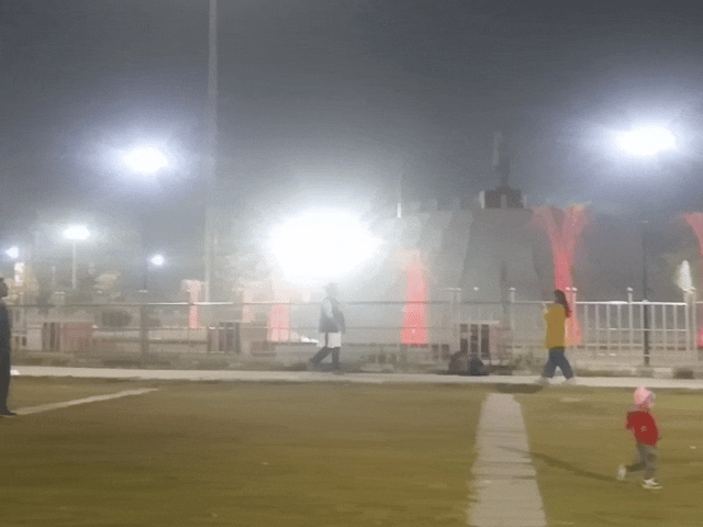 शास्त्री सर्किल पर रंग बिरंगी रोशनी से नहाए फाउंटेन के साथ म्यूजिक की धुन पर थिरक रहे बच्चे और परिवार के सदस्य भी उनके साथ नववर्ष का स्वागत करने पहुंचे।