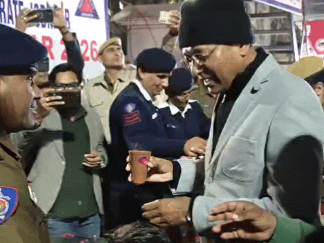 जोधपुर कमिश्नर ओमप्रकाश ने जालोरी गेट पर दुध वितरण कर नशे से दूर रहने का संदेश दिया।