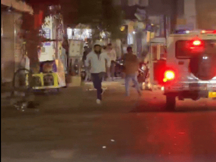 सीकर में बजरंग कांटा के पास जब पुलिस शराब ठेके के पास पहुंची तो वहां एक युवक भागने लगा तो उसके जूते खुल गए।