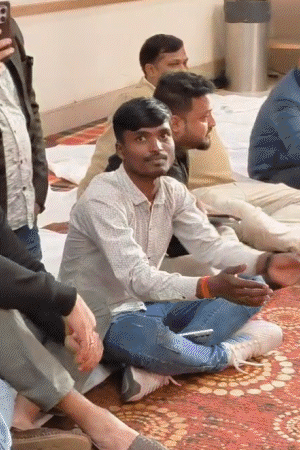 पटना के एक होटल में मुजरा का आनंद लेते युवा।