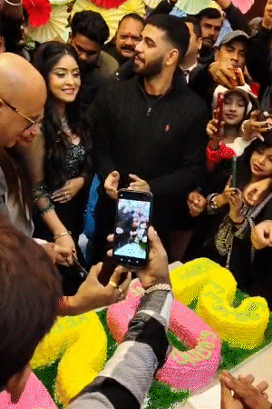 पटना में न्यू ईयर के वेलकम में केक काटते लोग।