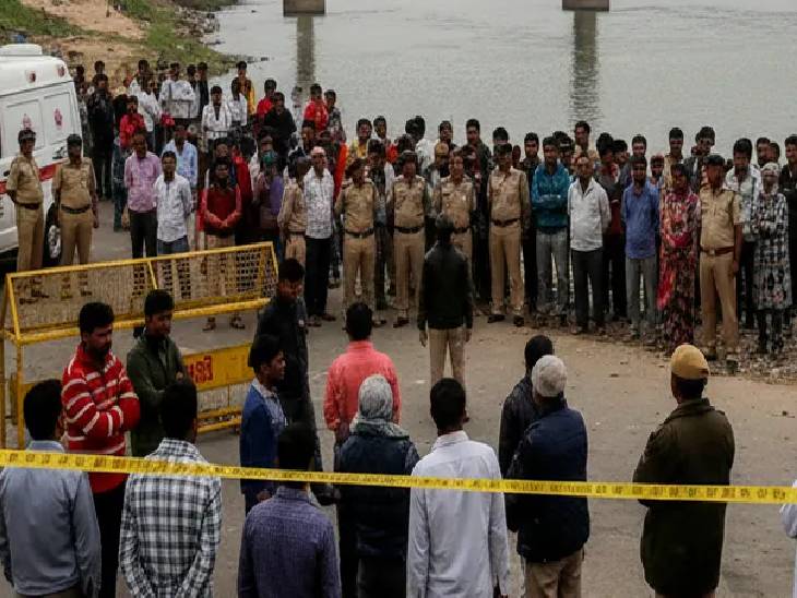 प्रत्यक्षदर्शियों के अनुसार, सरयू पुल से कूदने वाले मैनेजर ने पीठ पर बैग टांग रखी थी।