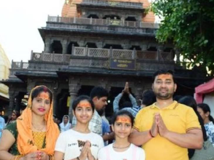 बैंक मैनेजर दवा खरीदने की बात बताकर घर से निकले थे। घर पर पत्नी और दोनों बेटियां हैं।