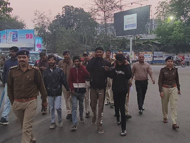 सिविल लाइन थाना पुलिस ने हत्यारों को जुलूस निकाला।