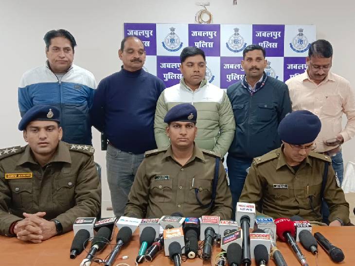 जबलपुर पुलिस ने पत्रकारवार्ता में हत्या का खुलासा किया।