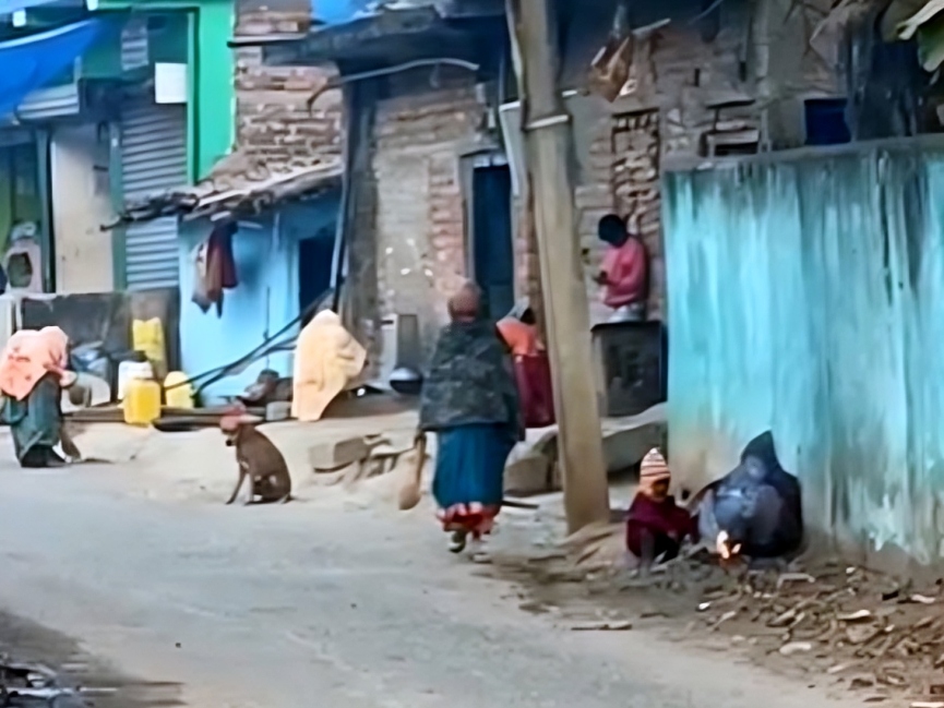 गुमला में अलाव तापते लोग।