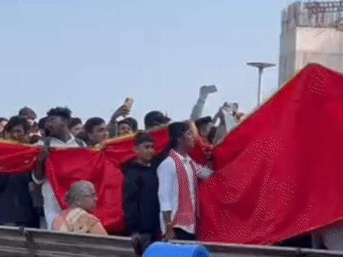 गुजरात के पावागढ़ शक्तिपीठ की पहाड़ी पर लगी भक्तों की लाइन।