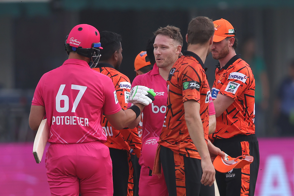 पार्ल रॉयल्स के डेलानो पॉटगिटर और कप्तान डेविड मिलर जीत का जश्न मनाते हुए, जब पार्ल रॉयल्स (PR) ने सनराइजर्स ईस्टर्न केप (SEC) को 5 विकेट से हराया।