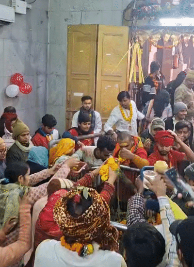 मंदिर के गर्भगृह के बाहर पहुंची भीड़ को मंदिर प्रशासन के लोगों ने बखूबी मैनेज किया।