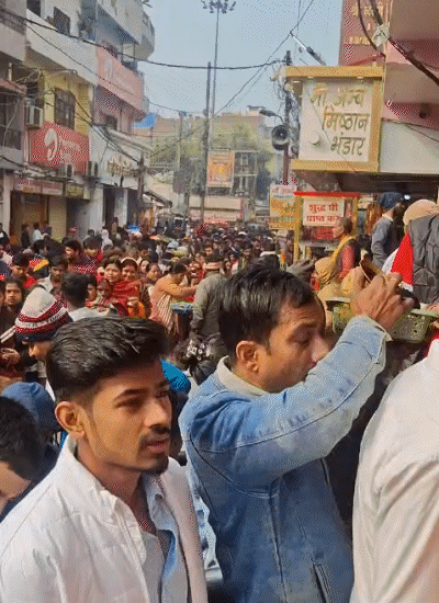 मंदिर के बाहर मौजूद श्रद्धालु हर-हर महादेव का उद्घोष करते नजर आए।