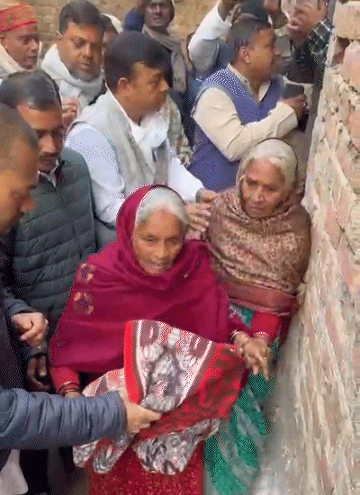 दादी परमेश्वरी देवी की पुण्यतिथि पर निशांत कुमार ने महिलाओं की समस्याएं जानीं और कंबल बांटे।