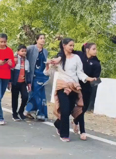 पर्यटन स्थलों में लोग परिवार के साथ मस्ती भरा समय गुजारते नजर आए।