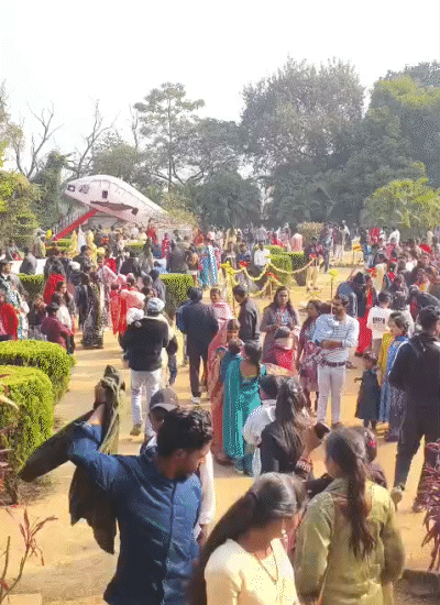 गिरिडीह का प्रसिद्ध पर्यटन स्थल खंडोली भी नववर्ष पर पर्यटकों से खचाखच भरा रहा।