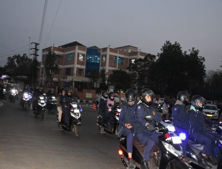 शहर में सुरक्षा व्यवस्था के लिए पुलिस पुलिस मुस्तैद नजर आई, कालिका टीम ने रूट मार्च निकाला।