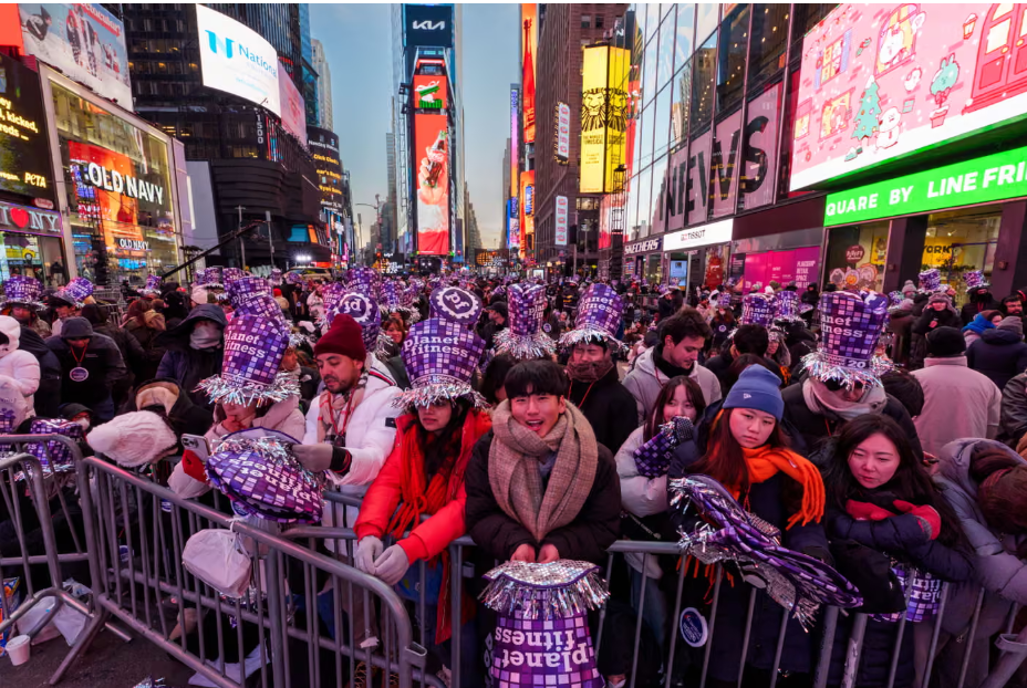 न्यूयॉर्क के टाइम्स स्क्वायर पर नए साल का जश्न मनाने के लिए 10 लाख लोग जुटे।
