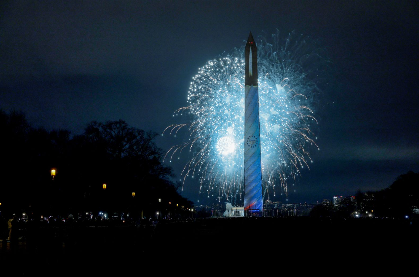 अमेरिका के वॉशिंगटन डीसी स्थित 'वॉशिंगटन स्मारक' के पास आतिशबाजी।