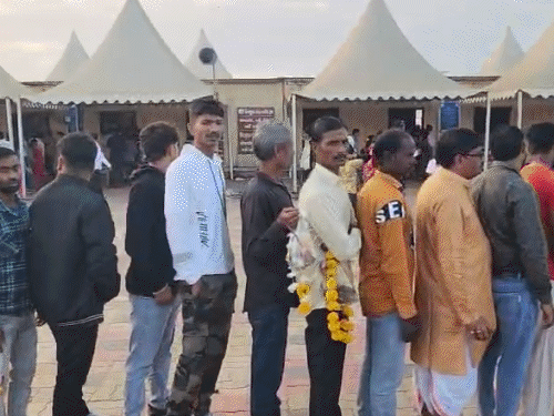 तस्वीर गुजरात के सोमनाथ मंदिर की है। गुरुवार सुबह से ही हजारों भक्तों की लाइन लगी है।