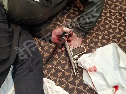 पुलिस ने घटनास्थल से विकास के शव के पास से चाकू और पिस्टल जब्त की है।