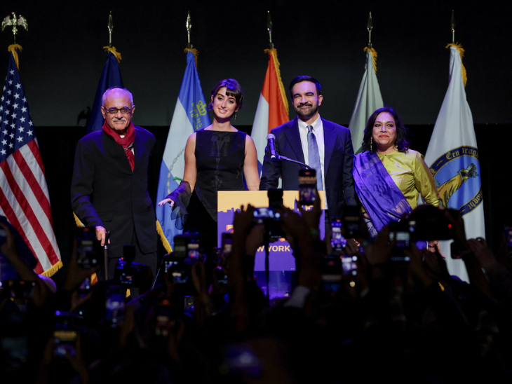 मेयर चुनाव में जीत के बाद 4 नवंबर को विक्ट्री समारोह में ममदानी ने पत्नी रामा, पिता महमूद ममदानी और मां मीरा नायर के साथ जश्न मनाया।