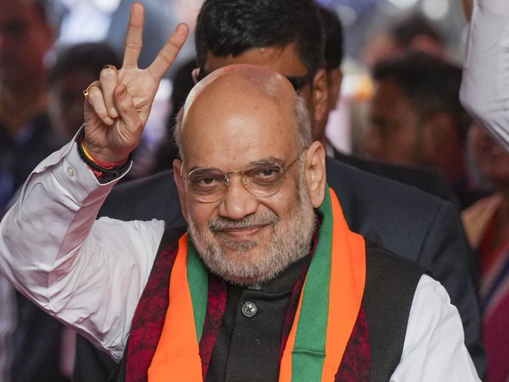 अमित शाह ने बुधवार को कोलकाता स्थित थानथानिया कालीबाड़ी मंदिर में दर्शन के बाद समर्थकों का अभिवादन किया। - Dainik Bhaskar