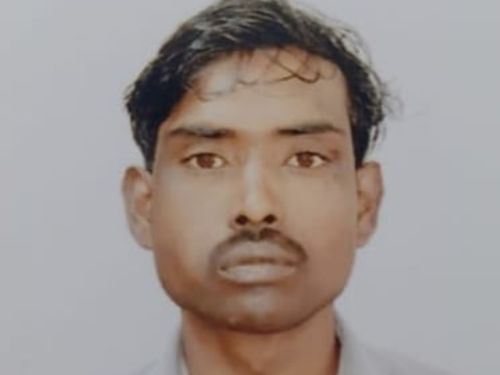 धर्मेंद्र सोनकर का शव घर से करीब 1.5 किलोमीटर दूर पड़ा मिला।