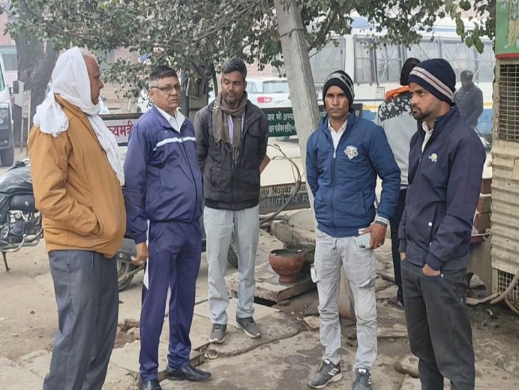 जिला अस्पताल में मृतक परिवार के परिजन।