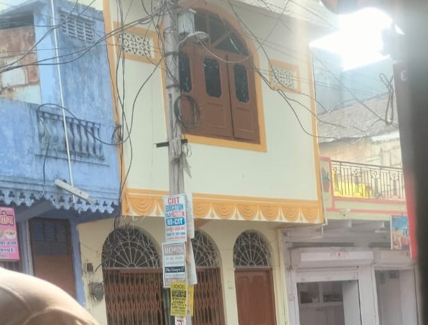 विकास सोनी की निंबाहेड़ा में 'अपना ज्वेलर्स' दुकान है। विकास अपने परिवार समेत इस घर में रहता है।