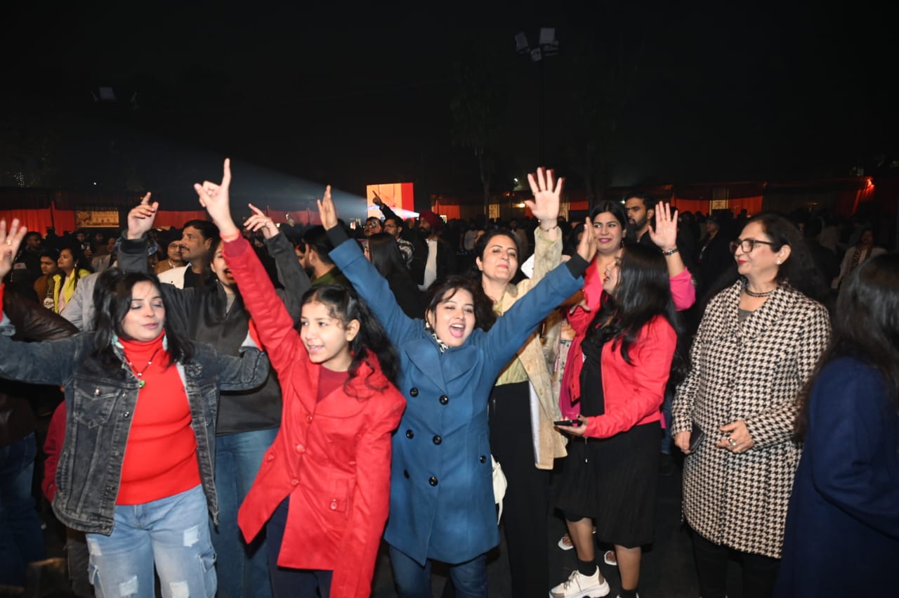 रात 12 बजे साल 2026 का इस तरह हुआ स्वागत