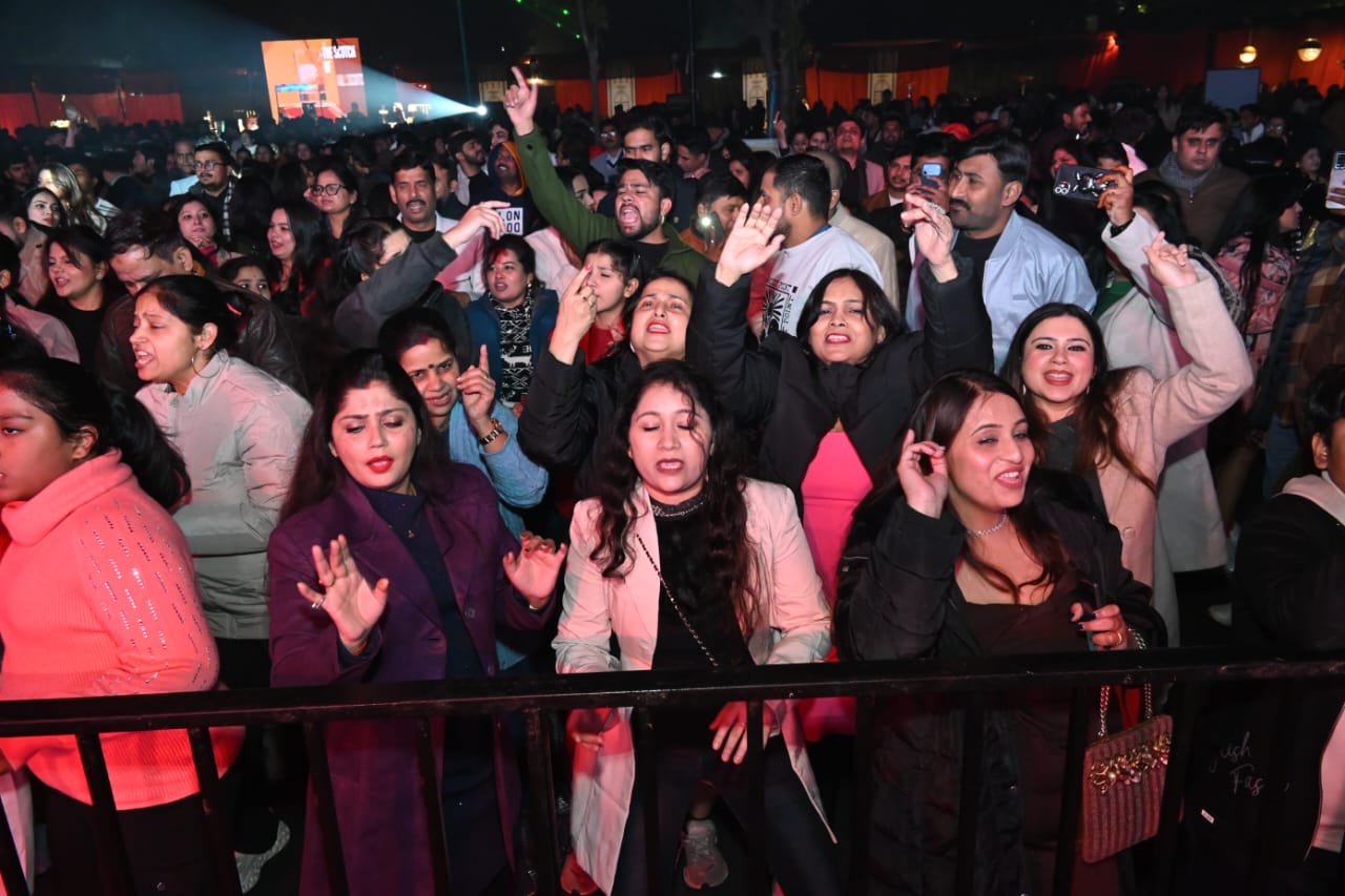 अंग्रेजी बीट गाने पर डीजे फ्लोर में थिरकती महिलाएं