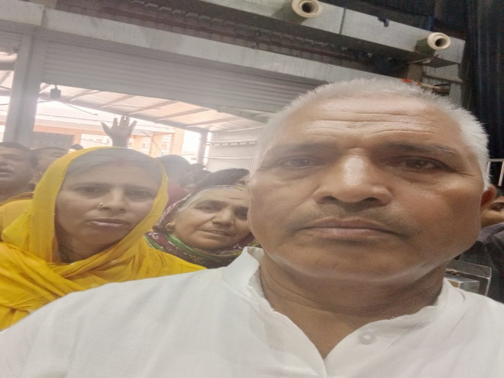 विपिन चौधरी के पिता हवा सिंह किसान है। फोटो में हवा सिंह और उनकी पत्नी।